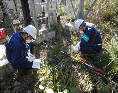 現場調査状況（地表面の汚染密度の測定）