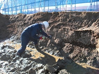 埋め戻し前の線量確認状況（側面）