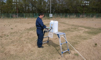 人体模擬の水タンクを用いた個人線量計基礎性能評価試験の様子