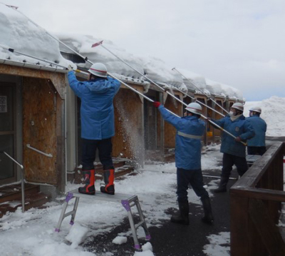 仮設住宅の雪おろしの様子 [平成27年２月撮影]