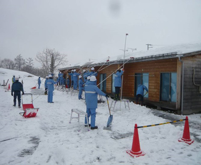 仮設住宅の除雪の様子 [平成27年２月撮影]