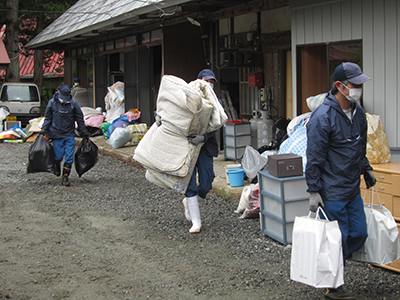 家財等運搬の様子[2015年７月５日撮影]