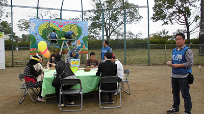 キッズ体験コーナー係員の様子[2015年10月10日撮影]