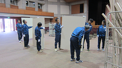 展示パネル組み立ての様子[2015年10月29日撮影]