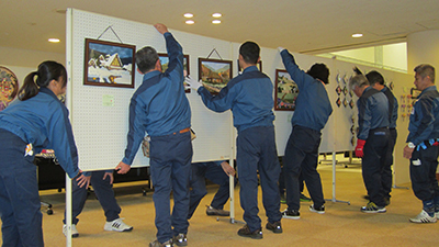 展示パネル設置の様子[2015年10月29日撮影]