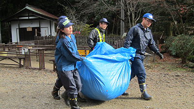 落ち葉運搬の様子[2015年12月16日撮影]