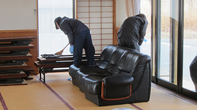掃き掃除（室内）の様子[2016年3月3日撮影]