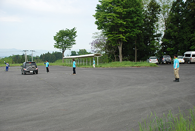臨時駐車場誘導の様子[2016年５月14日撮影]（１）