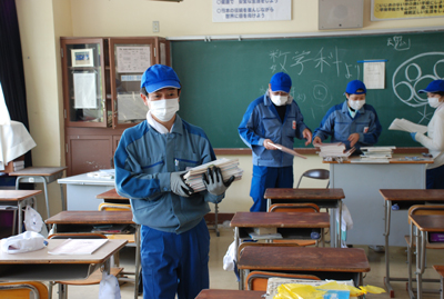 学用品整理の様子[2016年8月1日撮影]