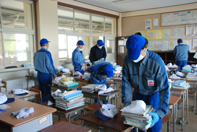 学用品整理の様子[2016年8月1日撮影]