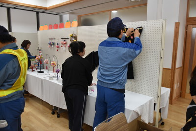 作品の展示補助の様子[2017年10月26日撮影]