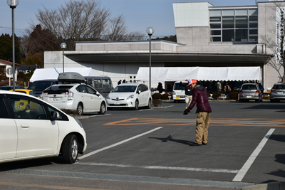 駐車場での車両誘導の様子［2018年2月25日撮影］