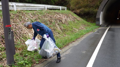 周辺道路清掃の様子[2018年4月24日撮影]