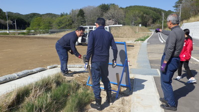 看板設置作業の様子[2018年4月26日撮影]
