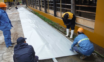 「葛尾村酪農再開へ向けた牛舎の清掃」への協力