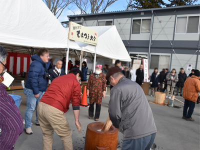 町民の方々による「もちつき」の様子
