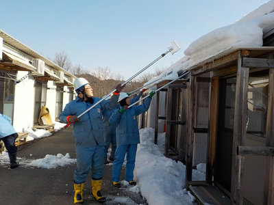 屋根雪下ろしの様子[2019年2月5日撮影]