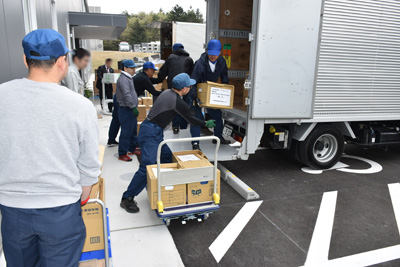 荷物積み降ろしの様子[2019年4月24日撮影]