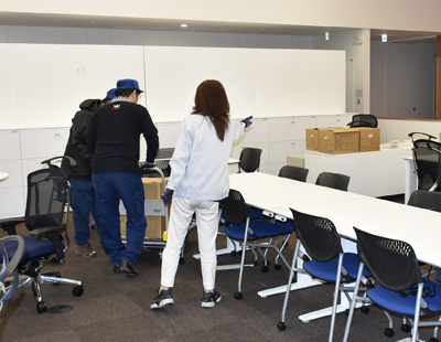 荷物搬入の様子[2019年4月24日撮影]