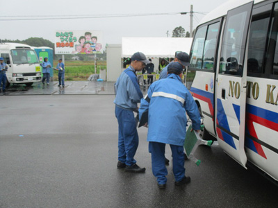 お荷物運搬のお手伝い／送迎バスのご案内・お見送り