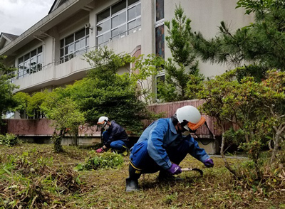 幾世橋小学校 校舎前の除草【2020年7月1日撮影】