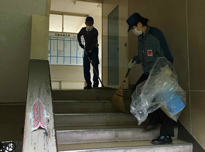 苅野小学校 廊下・階段の清掃【2020年7月3日撮影】