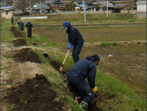 田んぼ周辺の側溝清掃の状況