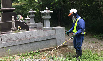 お盆・お彼岸に向けた墓地除草のお手伝い