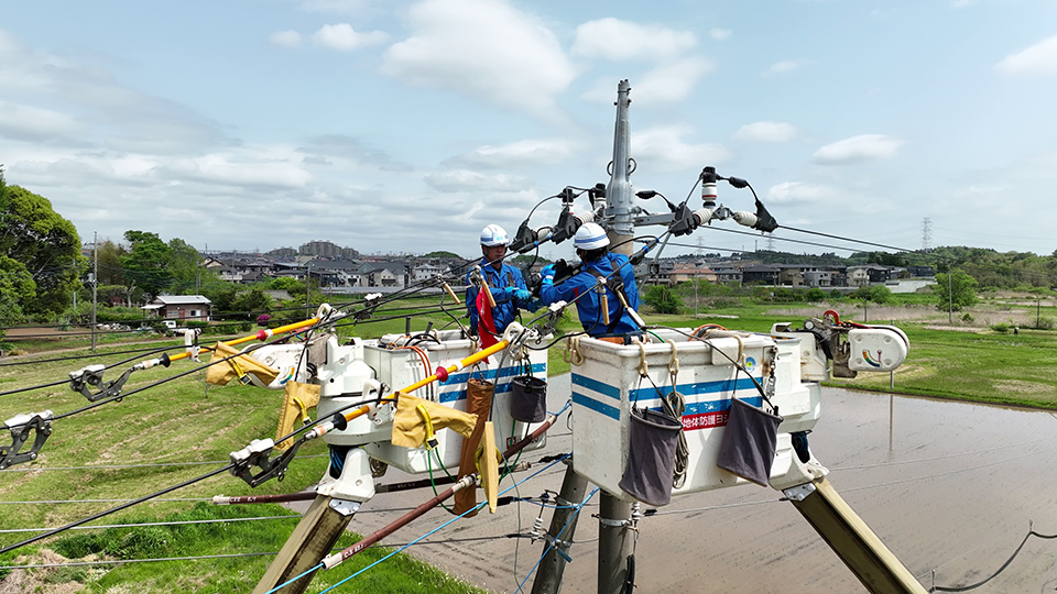 電線を接続している様子