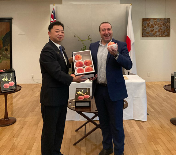 写真左からJA全農福島 金成広之 県副本部長、ピーター・ロバーツ臨時代理大使