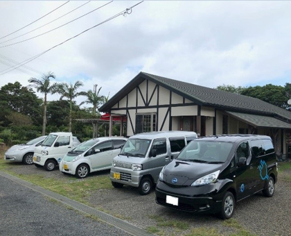 有限会社城山企画が運営する店舗「カレー茶房 ハイビスカス」の駐車場