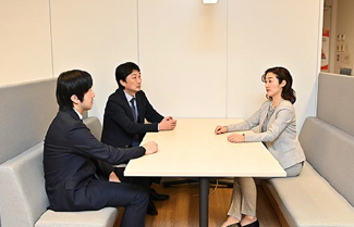 ふとしたメンバーの意見が大きな判断に直結することも。少人数チームゆえ、意思決定も速い