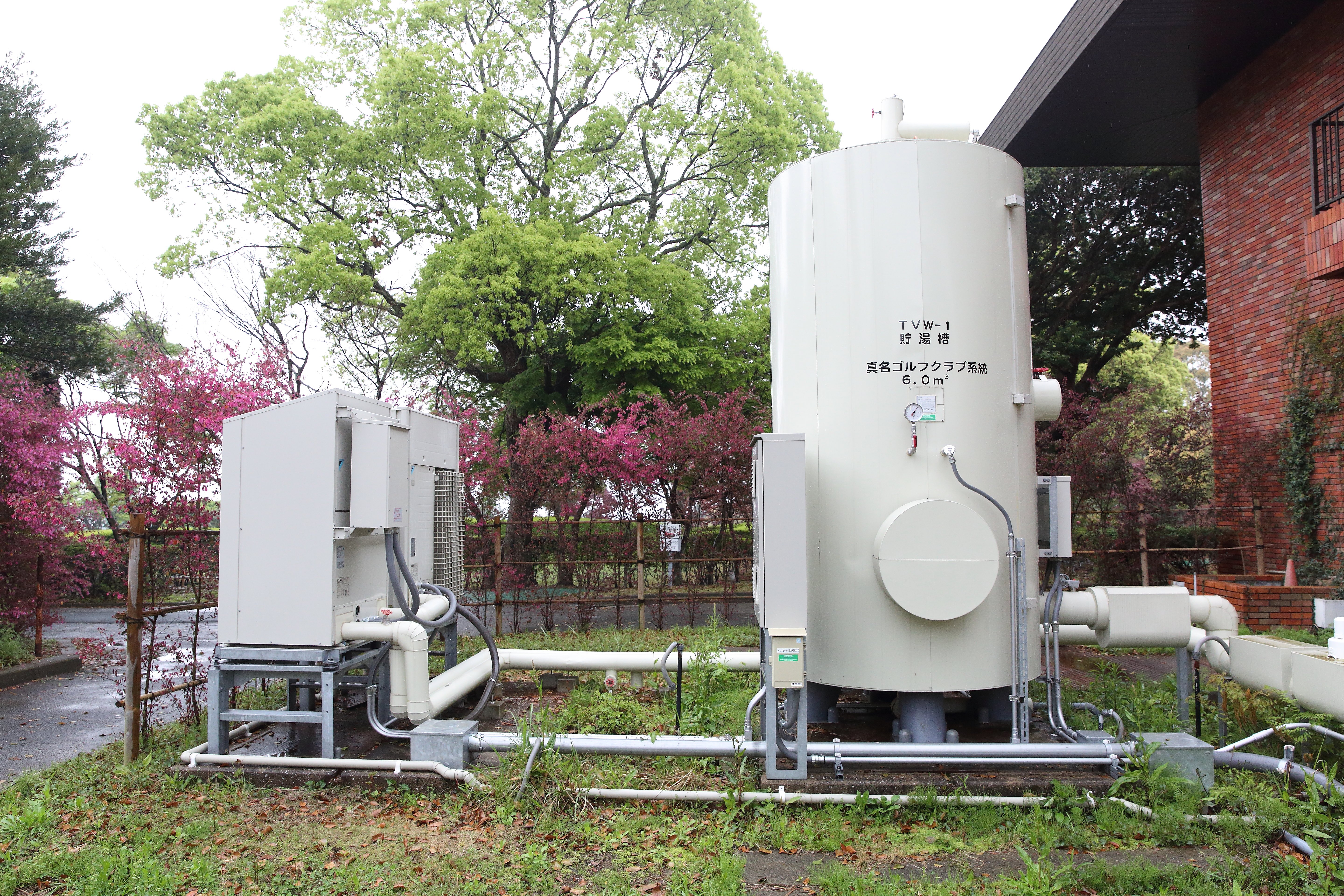 ゴルフ場に設置された蓄熱式ヒートポンプ給湯器