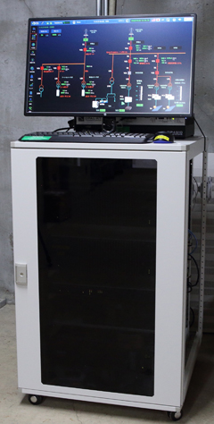 スポーツ施設内で稼働中のEMS筐体。ハードはほぼ市販のものを用い、コストダウンを実現