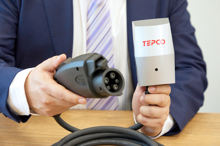 発売された「多台数対応EV普通充電器(JW-EVSE-TPC01-0340)」の充電器本体および接続コネクター部