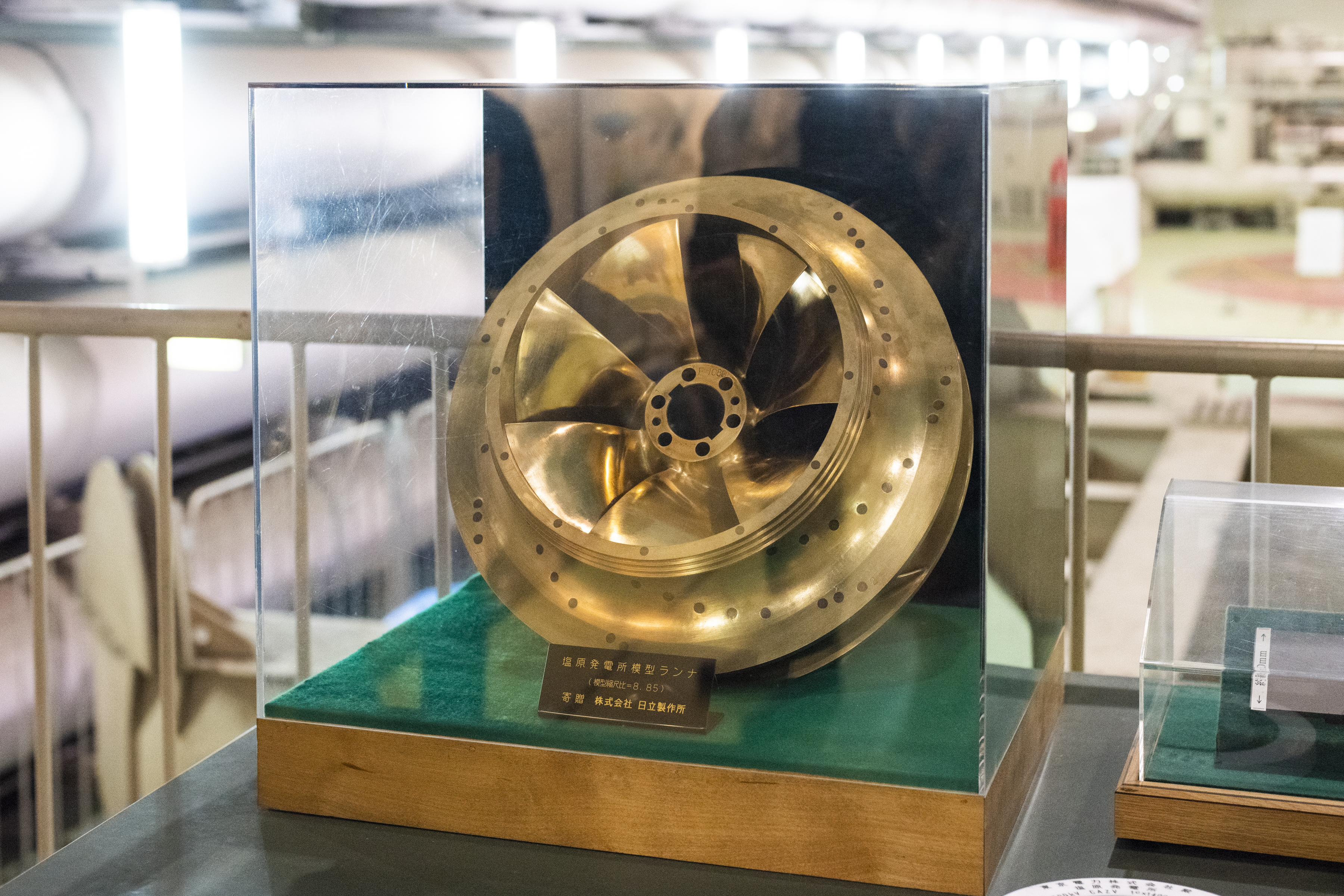 発電機の心臓部ランナの縮尺レプリカ。発電時は時計回りで水車、揚水時は反時計回りでポンプの役割を果たす