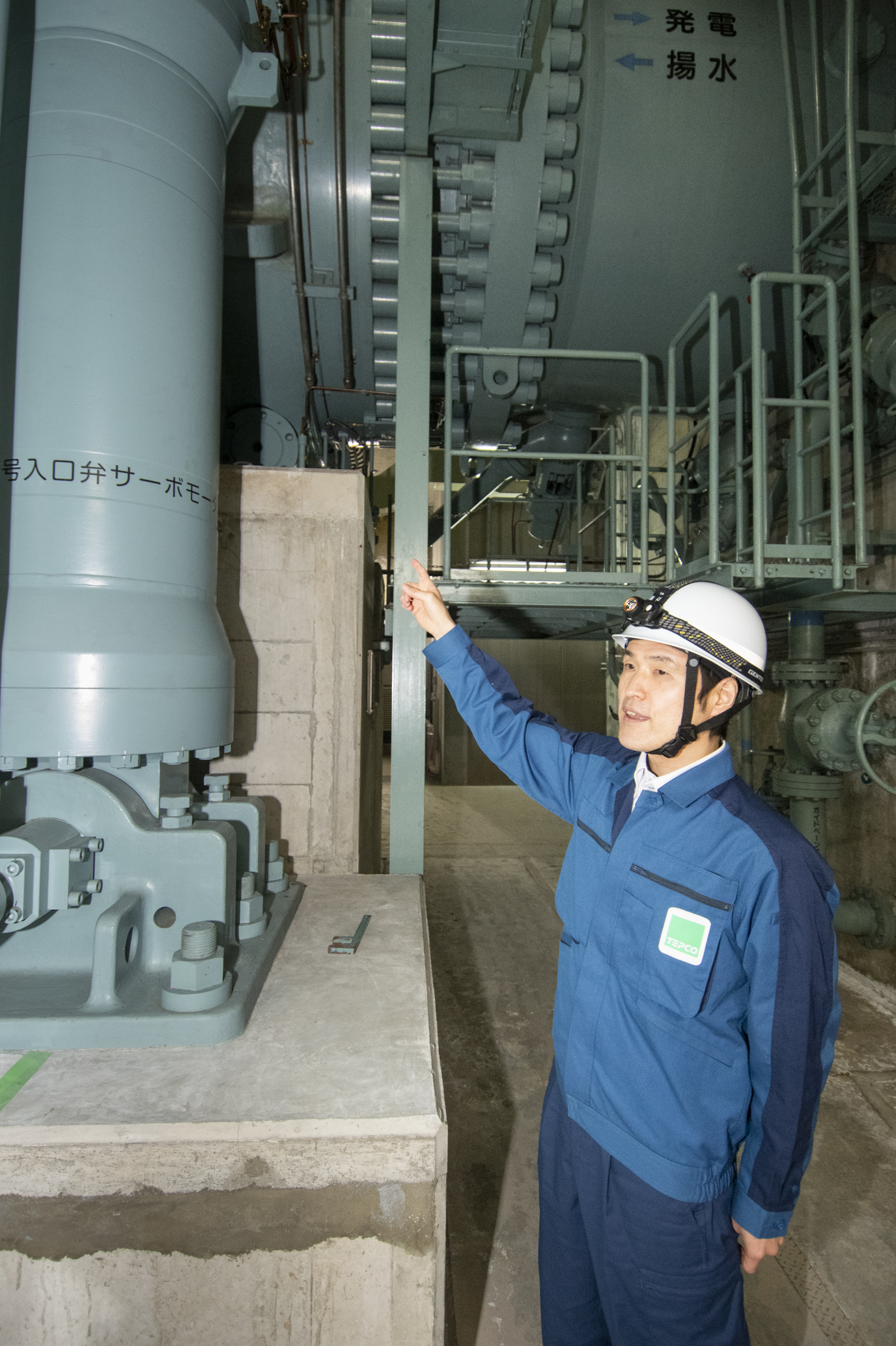 「入社当初に揚水式発電所の保守に携わり、昨秋、再び現場へ戻ってきました。水力発電を健全に保ち、水のエネルギーを最大限に活用することがわれわれの使命です」と阿部